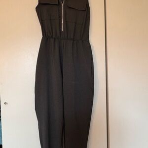 Sleeveless Jumpsuit with Zipper and pockets